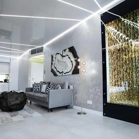 Apartment 30th+ Floor In Sky Tower